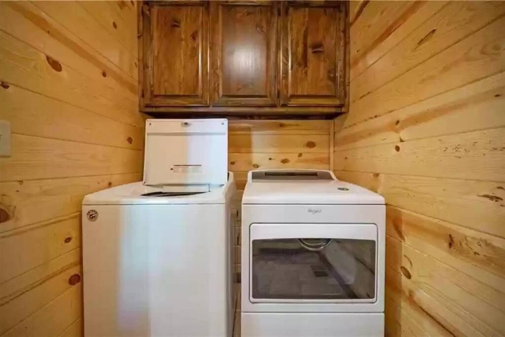 Iron Horse Lodge Sleeps 18, Games, Fire Pit, Hot Tub, Ev, More Broken Bow Eksteriør billede