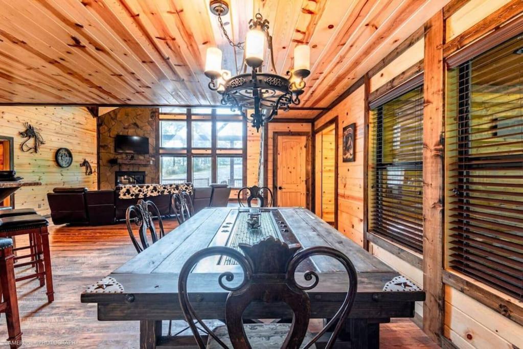 Iron Horse Lodge Sleeps 18, Games, Fire Pit, Hot Tub, Ev, More Broken Bow Eksteriør billede