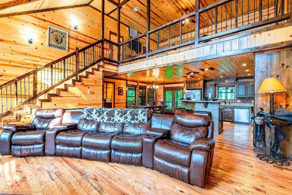 Iron Horse Lodge Sleeps 18, Games, Fire Pit, Hot Tub, Ev, More Broken Bow Eksteriør billede