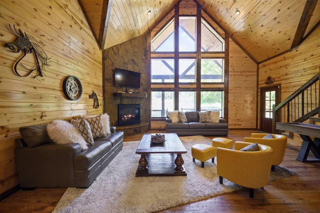 Iron Horse Lodge Sleeps 18, Games, Fire Pit, Hot Tub, Ev, More Broken Bow Eksteriør billede