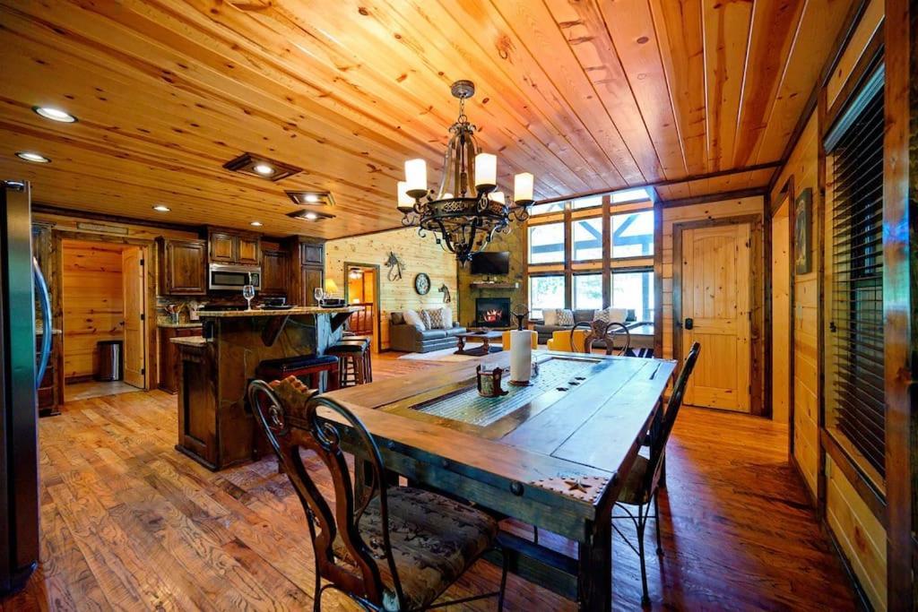 Iron Horse Lodge Sleeps 18, Games, Fire Pit, Hot Tub, Ev, More Broken Bow Eksteriør billede