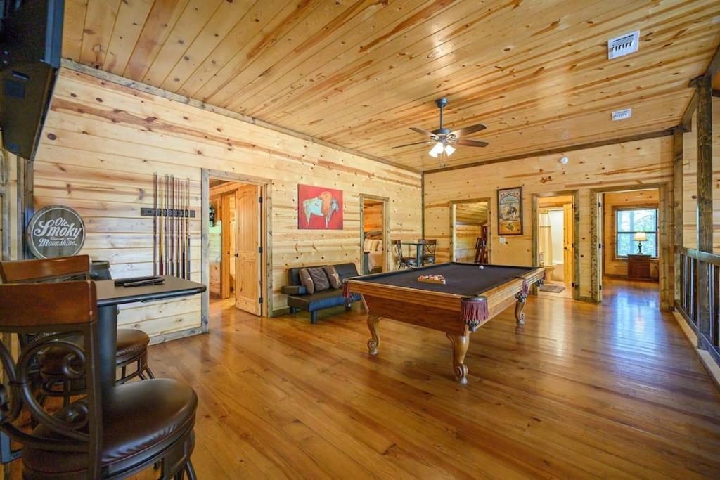 Iron Horse Lodge Sleeps 18, Games, Fire Pit, Hot Tub, Ev, More Broken Bow Eksteriør billede