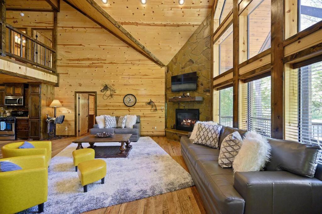 Iron Horse Lodge Sleeps 18, Games, Fire Pit, Hot Tub, Ev, More Broken Bow Eksteriør billede