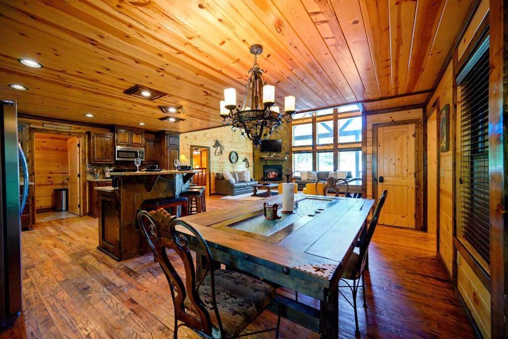 Iron Horse Lodge Sleeps 18, Games, Fire Pit, Hot Tub, Ev, More Broken Bow Eksteriør billede