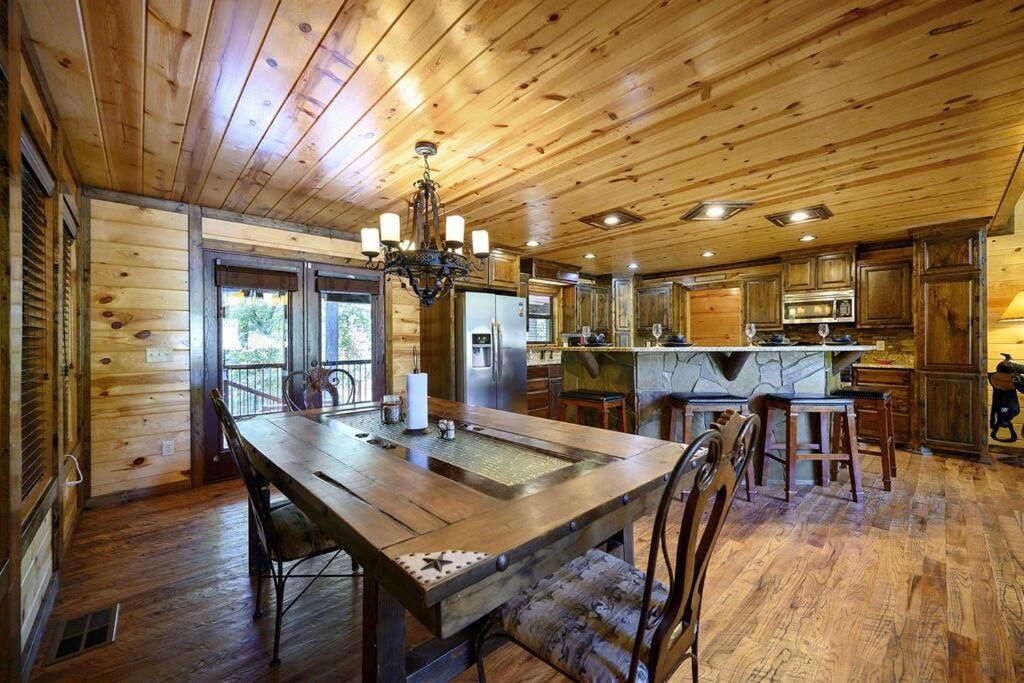 Iron Horse Lodge Sleeps 18, Games, Fire Pit, Hot Tub, Ev, More Broken Bow Eksteriør billede